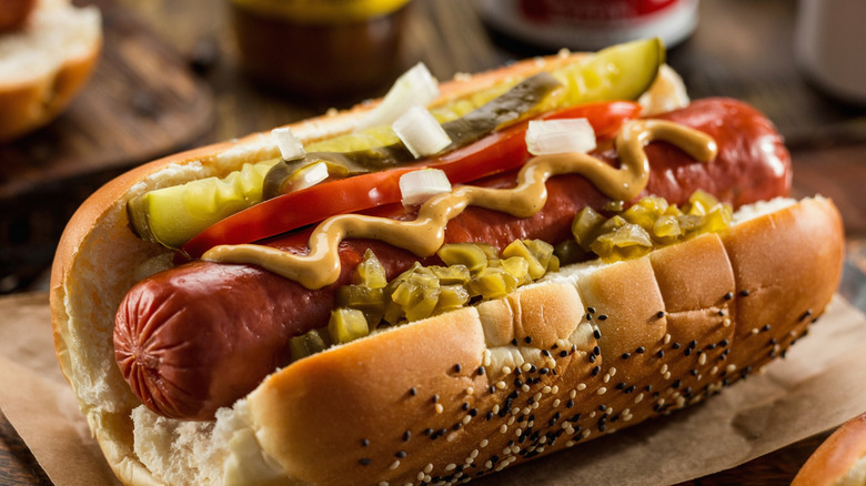 Chicago(ish) Style Hot Dog mit grosszuegigem Topping