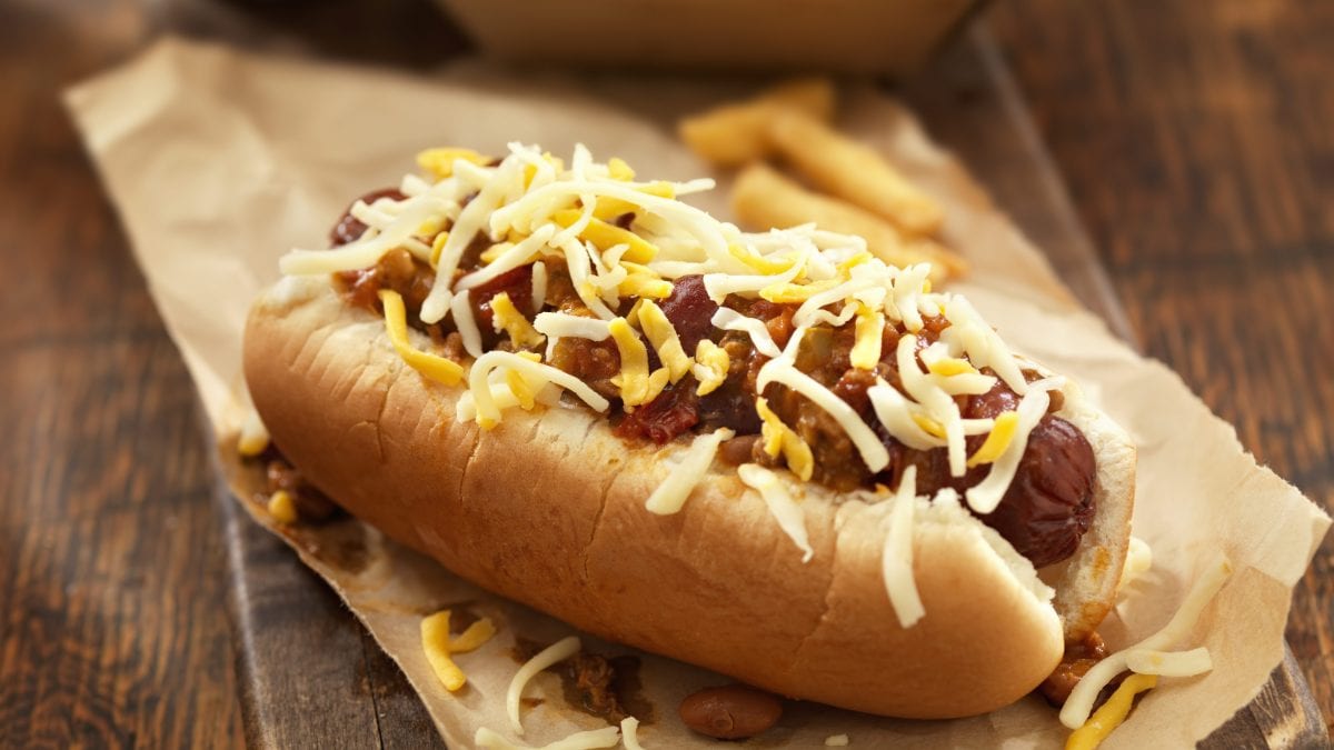 Chilli Cheese Dog mit geschmolzenem Kaese